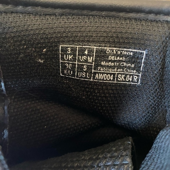 Dr. Martens Delaney Black Pebbled Iridescent
Metallic Boots. Size 5 Women's - Picture 13 of 16